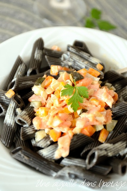 Penne à l'encre de seiche, truite fumée et petits légumes 