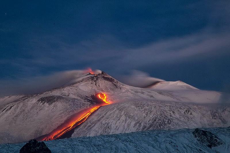 Абсо. Вулкан Этна. Вулкан Этна 4к. Жерло вулкана Этна. Вулкан Этна кратер.
