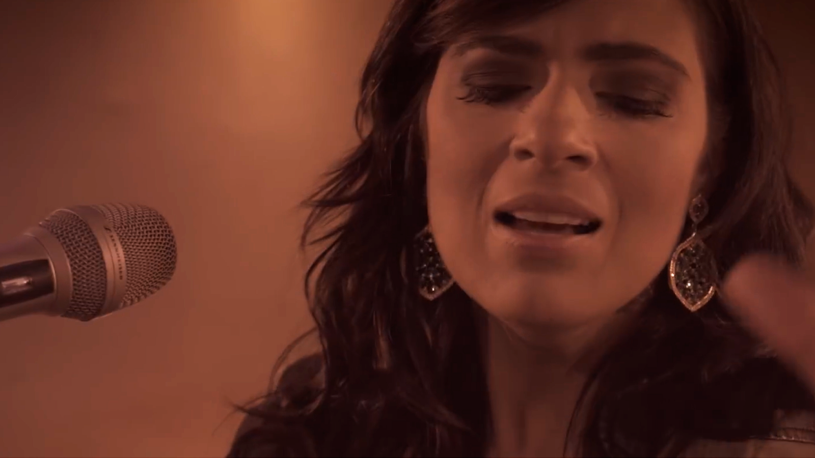 “O Que Sua Glória Fez Comigo” de Fernanda Brum ultrapassa 50 milhões de