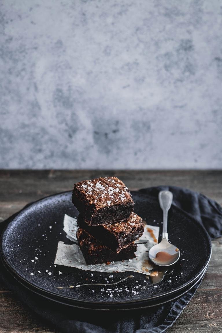 Saftige Schoko-Brownies mit Salted Caramel Swirl - Julia Bakes!