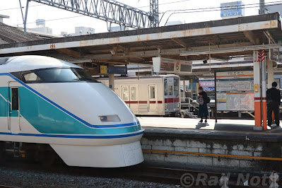 春日部駅で東武100系スペーシアと並ぶ東武9000系