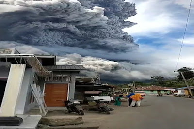 Breaking News, Gunung Sinabung Kembali ERUPSI Semburkan Material Debu Panas