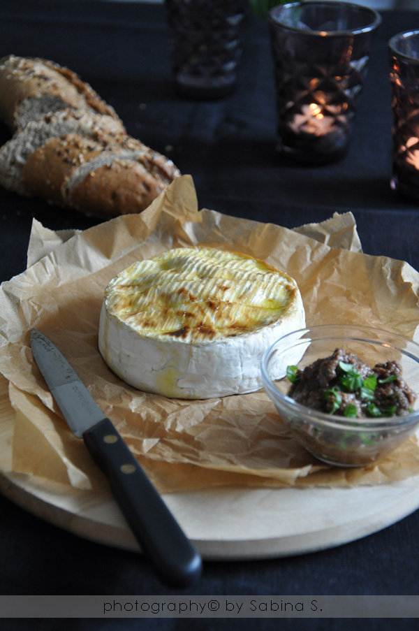 Due bionde in cucina Camembert al forno con tapenade di olive