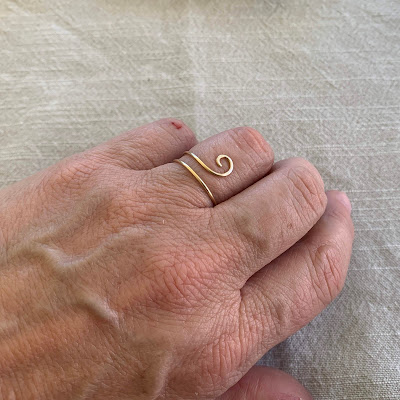 Lisa Yang Jewelry 的单圈波浪线环项目