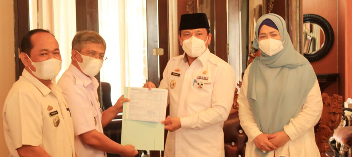 BPPRD Kota Metro Serahkan SPPT PBB Secara Simbolis Kepada Wajib Pajak
