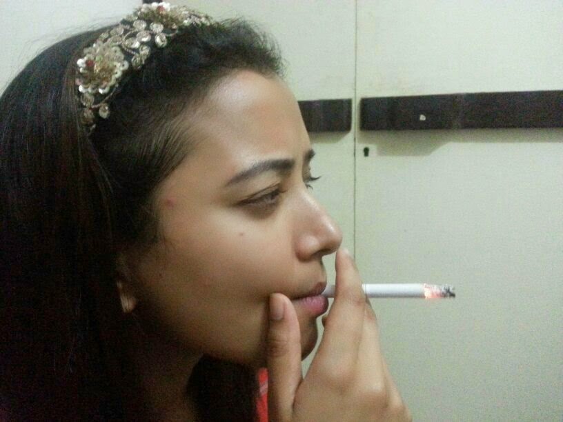 Swetha+Basu+Prasad+Smoking+Pics+(3).jpg