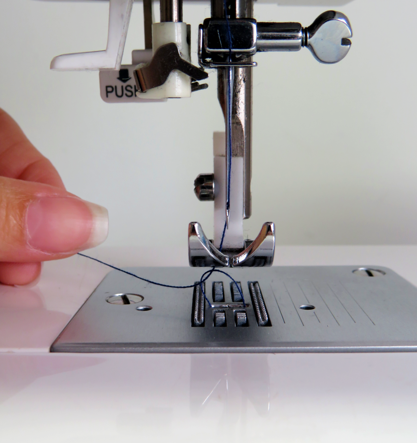 Enhebrar máquina de coser con canilla horizontal - subtítulos en inglés 