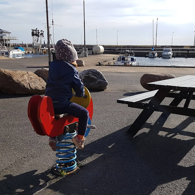 5 einzigartige Orte auf Bornholm, um den Blick auf's Meer zu genießen. Der Blick auf den Hafen von Nexö vom kleinen Spielplatz aus.