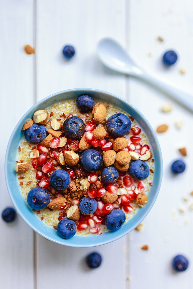 Zum Mitnehmen bitte: Frühstücks-Quinoa mit Blaubeeren und Granatapfelkernen