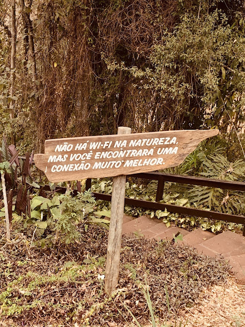 Recanto das Cachoeiras em Brotas placa escrita não ha conexao wi-fi, mas voce encontrara uma conexao ainda melhor