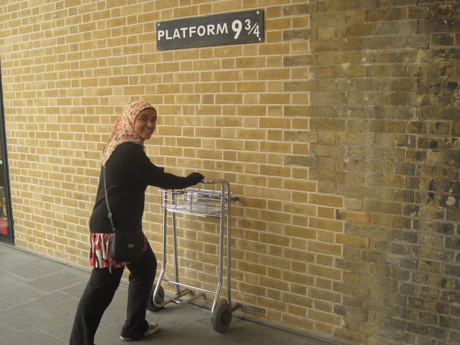 платформа 9/4 лондон. аппарат отель платформа 9 и 3/4. платформа 9 3 4 екатеринбург. лего кингс кросс. фотозона в стиле гарри поттера.