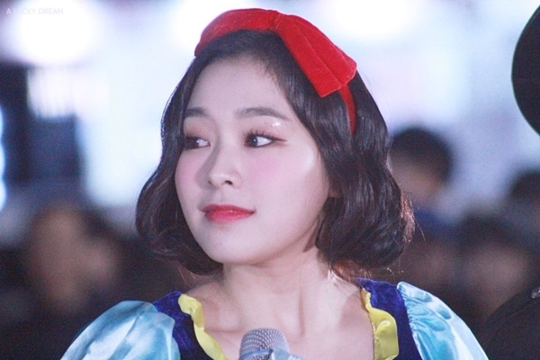 어제자 할로윈 분장하고 신촌에 나타난 아이돌.jpgif | 인스티즈