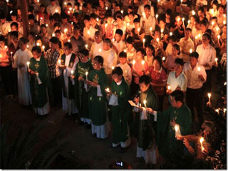 Thái Hà dâng Thánh lễ, thắp nến cầu nguyện cho 3 thanh niên Công giáo sắp đưa ra tòa án Tp Vinh