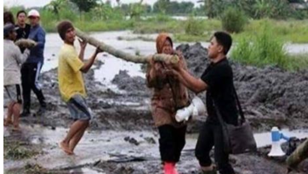 Foto Mensos Risma Angkat Kayu, Ini Fakta Sebenarnya | IndonesiaKiniNews.com