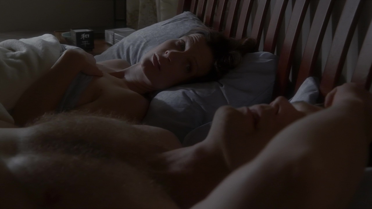 Peter Krause nude in Six Feet Under 4-09 "Grinding The Corn" .