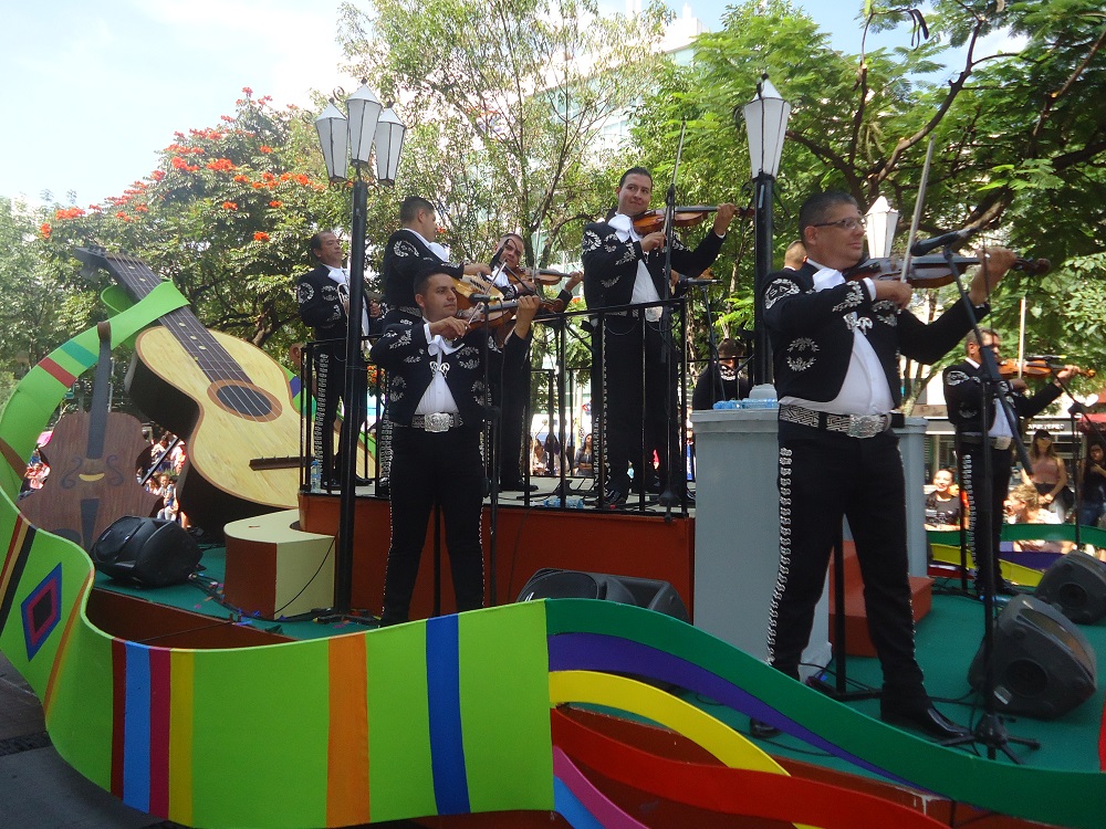 Para los madrugadores del domingo, privilegiados con el desfile del  vigésimo quinto Encuentro Internacional del Mariachi y la Charrería |  EMISOR CIRCULAR