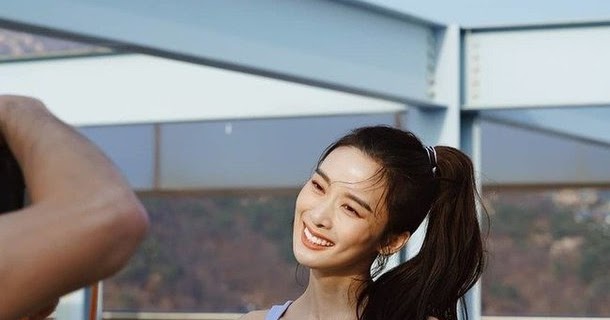 Actress Lee Chungah showed off her fantastic figure in a photoshoot for