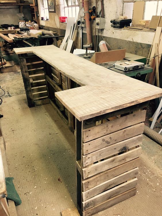 Barra de bar con palets de madera reciclados | Construccion y