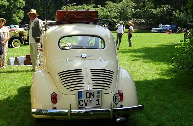 Französisches Flair ein Renault 4 CV stellt sich der Jury auf dem 1. Fashion Award auf Schloss Merode Cremefarbener Renault 4 CV von hinten auf Schloss Merode