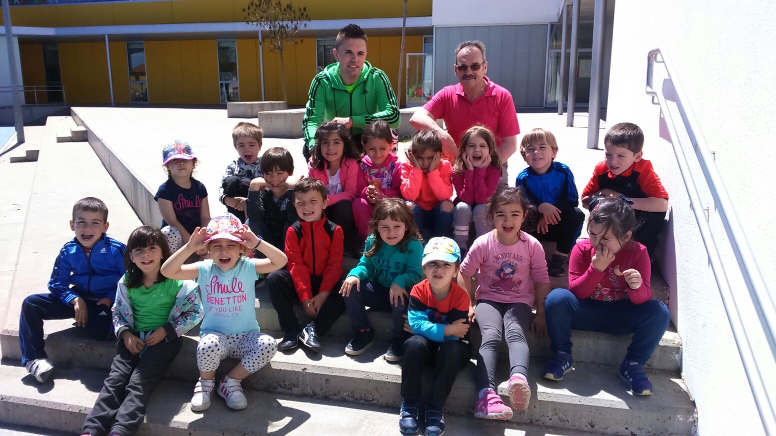 El Villaquiblog Siembra de mayo con los abuelos y algunas mamás