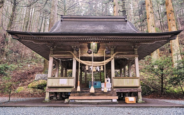 ศาลเจ้าคามิชิคิมิ คุมาโนะอิมาสุ (Kamishikimi Kumanoimasu Shrine: 上色見熊野座神社)