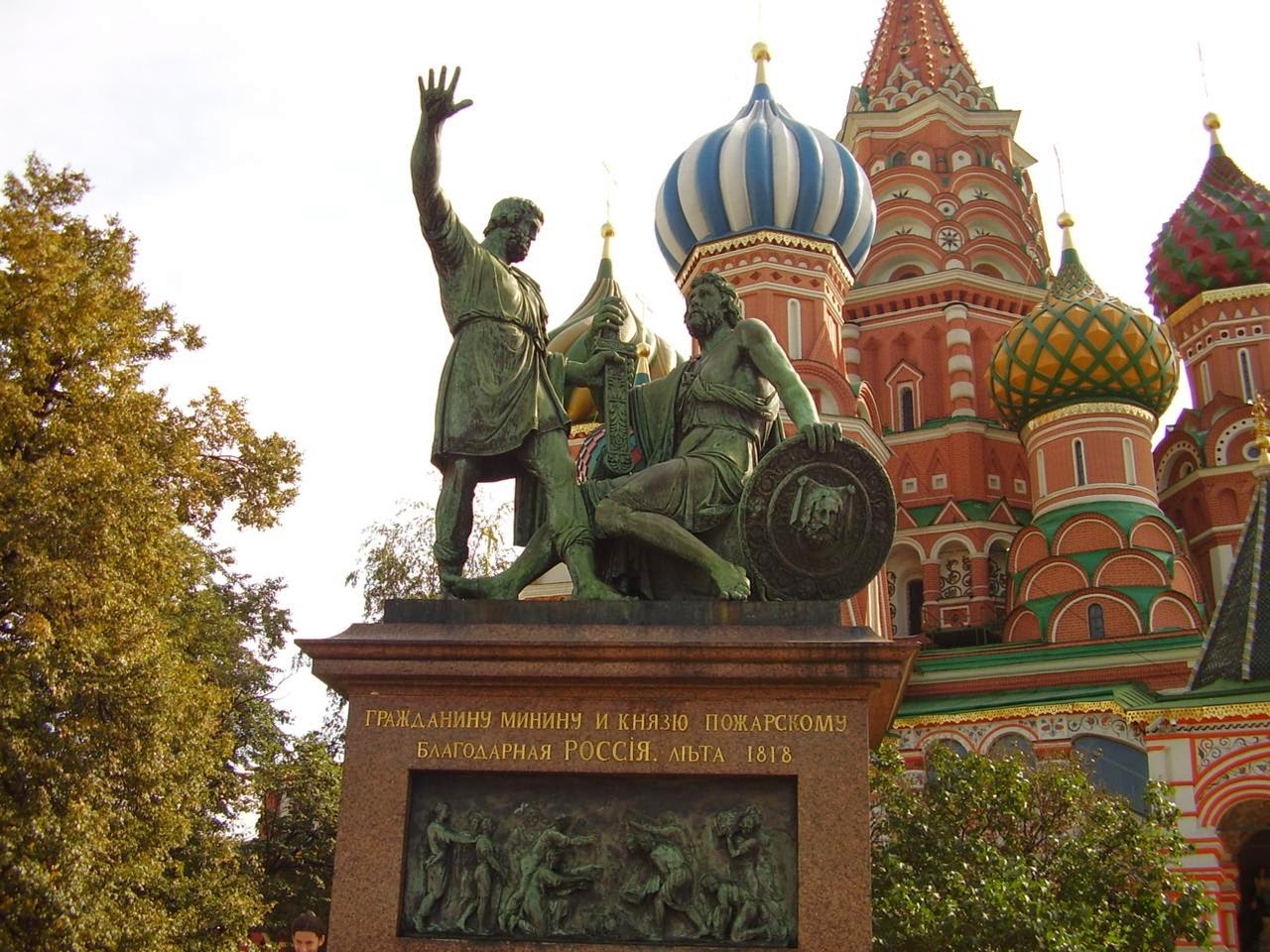 Памятники культуры россии фото. Памятник Минину и Пожарскому в Москве. Памятник Дмитрию Пожарскому. Памятник Минину и Пожарскому на красной площади.