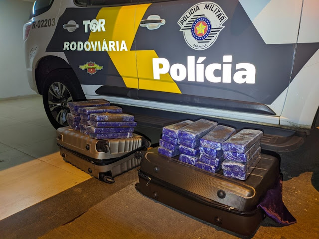 Polícia Rodoviária localiza 31 kg de maconha em ônibus e prende passageiros por tráfico Polícia Rodoviária localiza 31 kg de maconha em ônibus e prende passageiros por tráfico