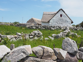 maaseutu, irlanti, valkoiseksi maalattu talo, kiviaita, maalaisidylli, muistoja, vuosi 2019