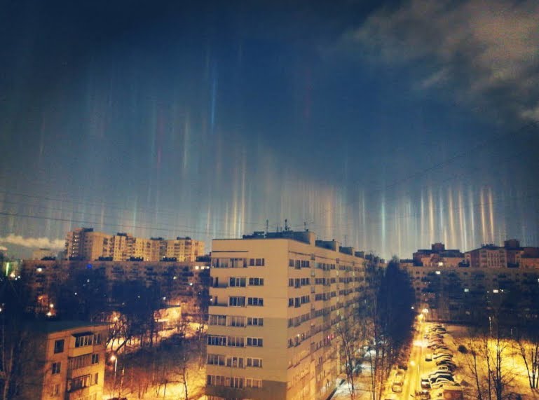 Incredibili colonne di luce nel cielo di San Pietroburgo in Russia FOTO.