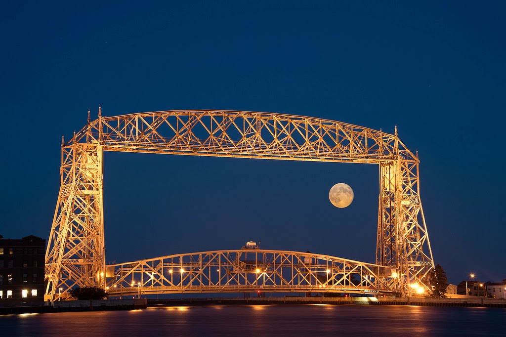 صورة مدهشة للقمر وجسر