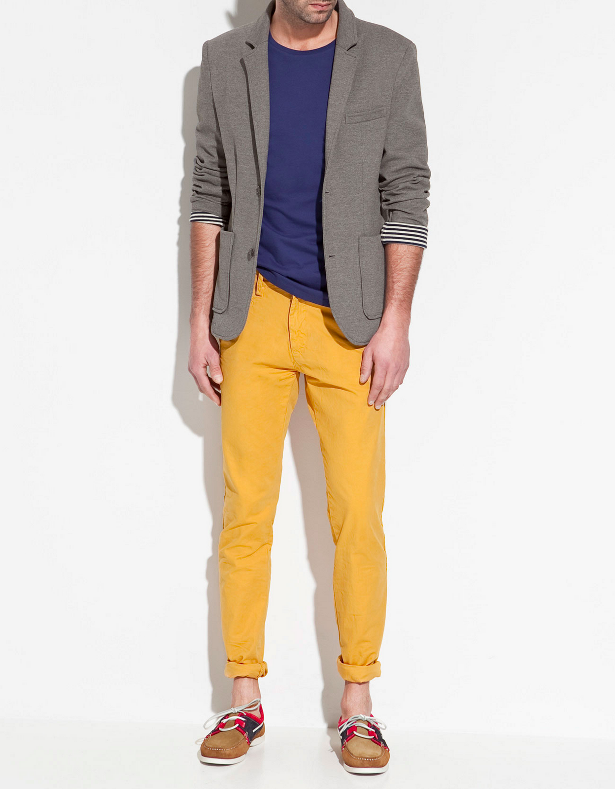 Желтые штаны мужские. Желтые брюки мужские. Горчичные брюки мужские. Образ с горчичными брюками. Горчичный пиджак мужской.