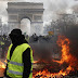 Parigi, gilet gialli ancora in piazza: scontri con la polizia, palazzi incendiati e negozi saccheggiati