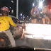 VÍDEO: Esposa em mototáxi flagra marido com várias mulheres em seu carro