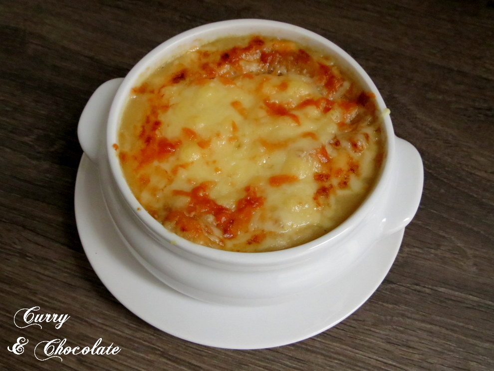 Sopa de cebolla  con queso fundido - Onion soup with melted cheese