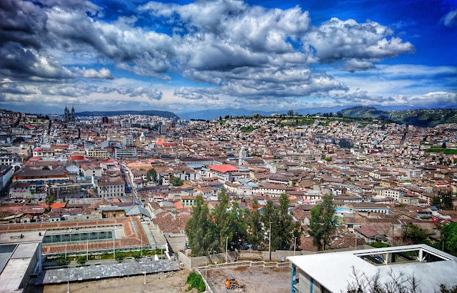 Michi um die Welt: Blick über Quito vom El Panecillo aus