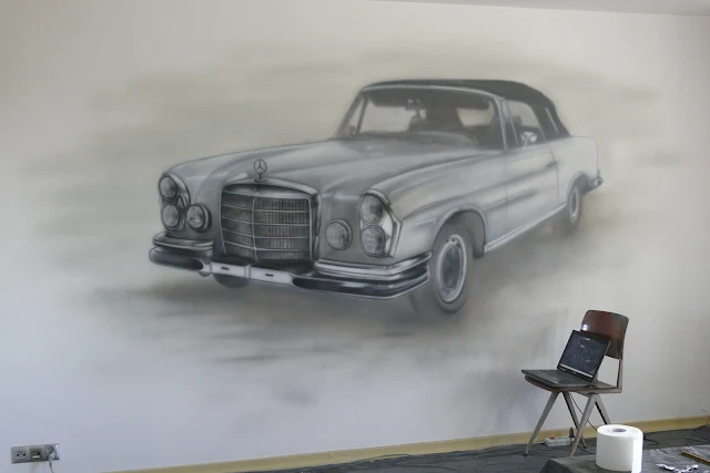 Malowanie motywu samochodu na ścianie, mural mercedes benz, malowanie starego samochodu grafitti w Poananiu