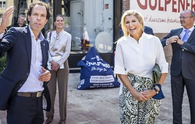 Queen Maxima wore patternet print trousers from Natan, and white silk shirt blouse from Natan. Cult Gaia gold earrings