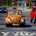 Aposentado constrói um fusca com pedaços de madeira