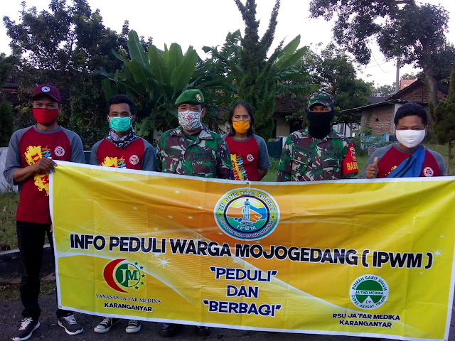 KodimKaranganyar – IPWM Bersama Koramil 05 Mojogedang Bagikan Ratusan Masker dan Nasi Bungkus