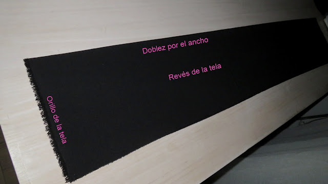 Tela doblada a lo ancho juntando orillos de la tela