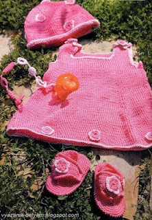 Вязаный комплект для девочки платье шапочка босоножки сандали игрушка