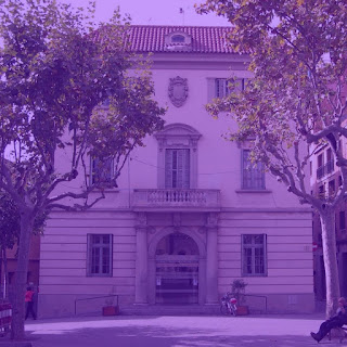 Imatge de la façana de l'Ajuntament amb filtre de color lila