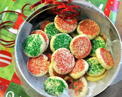 No-Roll Christmas Sugar Cookies ♥ KitchenParade.com, quick and easy, chewy and buttery, colorful and festive. Tastes just like the very best sugar cookies, without the fuss and mess of rolling.