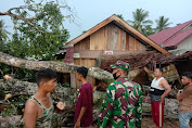 Gerak Cepat TNI POLRI Bantu Evakuasi Rumah Warga Yang Tertimpa Pohon