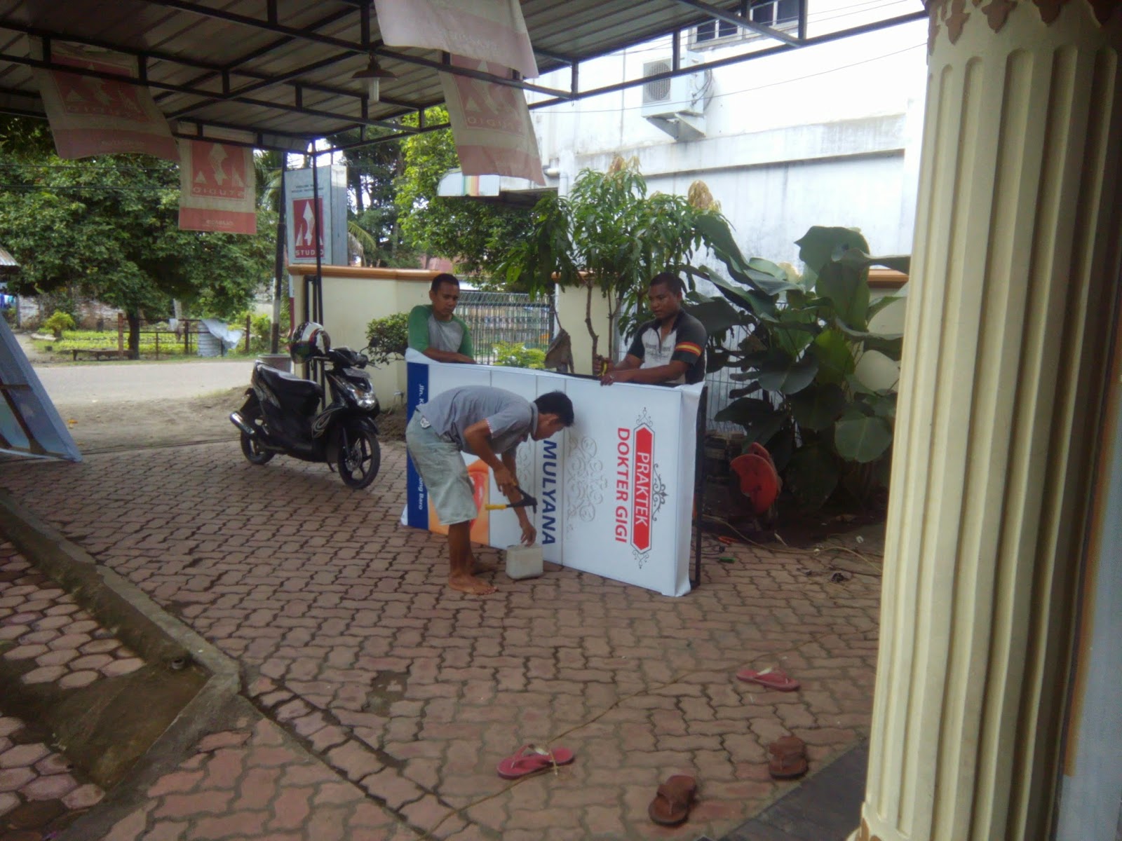 Pembuatan Neon Box drg Mulyana Abad29 Studio