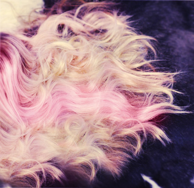 soft beach waves hair with pink