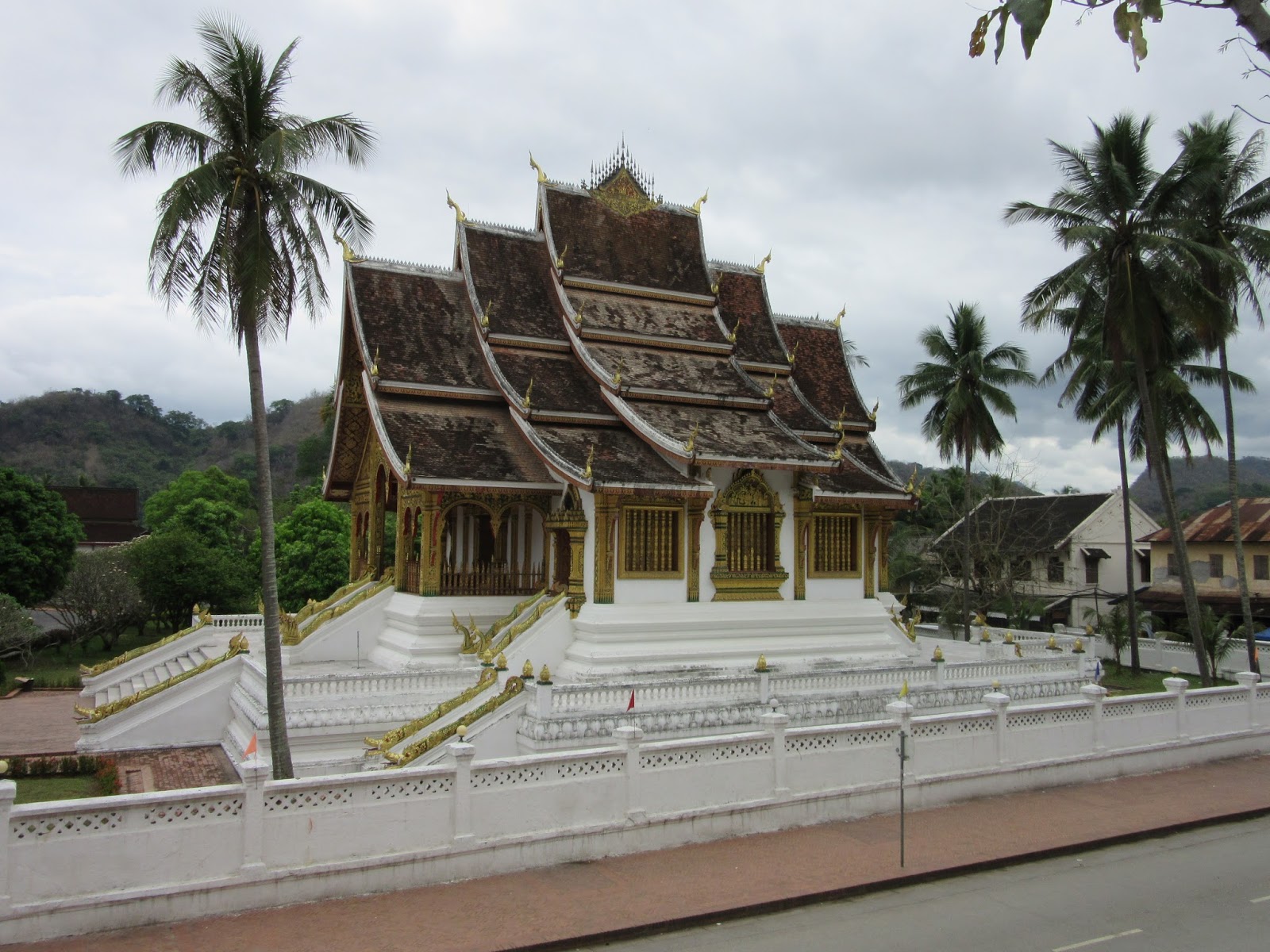 Templo en el centro histórico de Luang Prabang, Laos Templo en el centro histórico de Luang Prabang, Laos