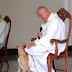 Cachorro é flagrado dentro de igreja durante missa e vídeo viraliza
