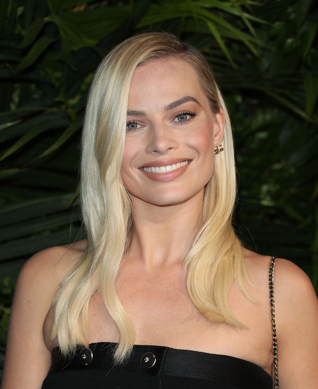 Margot Robbie Golden Globes 2021 / Margot Robbie - 2020 Warner Bros