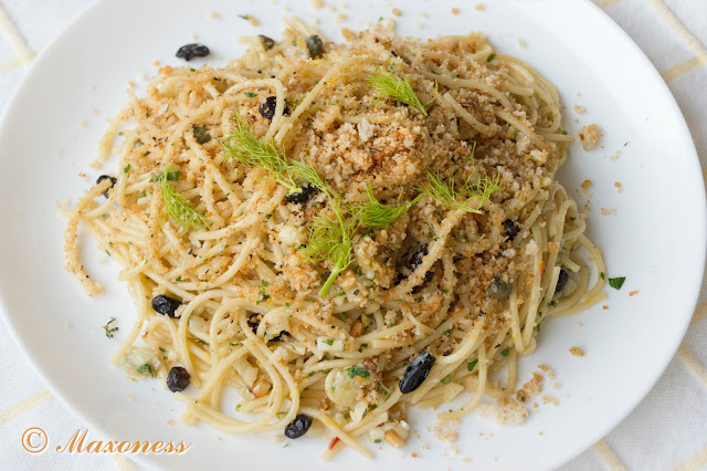 Спагетти с кедровыми орешками, каперсами и изюмом